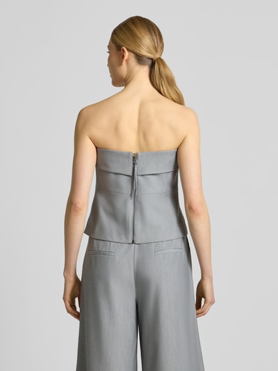 Frauenmodel trägt Bandeau-Top mit Viskose-Anteil Modell 'Hanna' von My Essential Wardrobe in Hellgrau, glatte Textur, Ganzkörperansicht Rückansicht. Material-Mix, leicht ausgestellter Schnitt, Reißverschluss am Rücken, Rückenlänge 38 cm bei Größe 36.