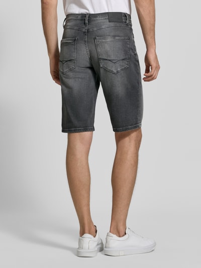 Männermodel trägt Bermudas im 5-Pocket-Design mit aufgeschlagenem Saum von Christian Berg Men, grauer Baumwoll-Mix, Ganzkörperansicht Rückansicht.