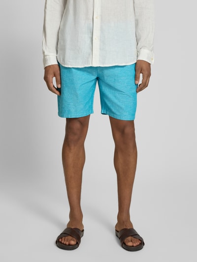 Männermodel trägt Shorts mit elastischem Bund von Scotch & Soda, Baumwoll-Leinen-Mix, Regular Fit, türkis, Nahaufnahme Oberschenkel, Vorderansicht.