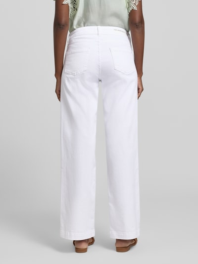 Frauenmodel trägt Regular Fit Jeans im 5-Pocket-Design von Smith and Soul aus Baumwoll-Mix mit Stretch-Anteil in Weiß, Ganzkörperansicht Rückansicht.