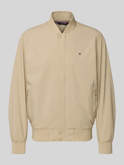 Produktfoto, Regular Fit Blouson mit wasserabweisender Funktion von Tommy Hilfiger in Beige, Optik: Unifarben, College-Kragen, Logo-Stitching, Langarm, Ärmelabschluss und Rumpfabschluss gerippt, Druckknopf- und Reißverschluss, winddicht, seitliche Reißverschlusstasche, Innenreißverschlusstasche, glatte Oberfläche