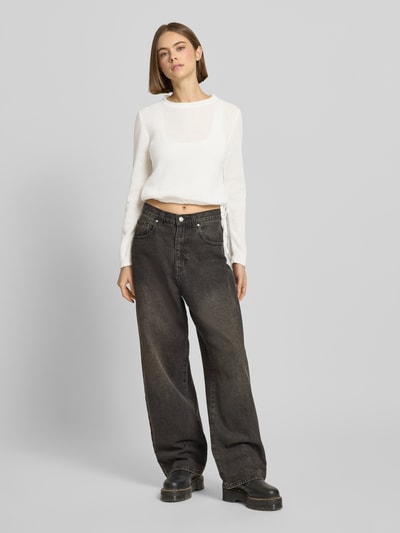 Frauenmodel trägt Rundhals Pullover mit Tunnelzug von Review, luźny krój, żebrowane wykończenia, biała tekstura, widok z przodu, całe ciało.