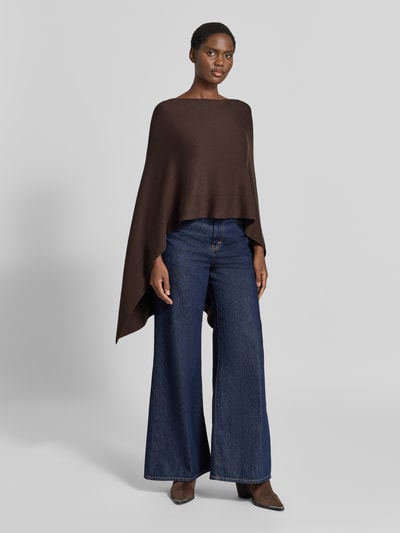 Vrouwenmodel draagt Relaxed Fit Poncho aus Viskose-Mix in Tricotlook van comma, bruin, verlengde achterkant, ruglengte maat 1: 57 cm, Ganzkörperansicht van voren.
