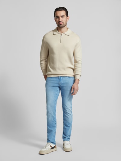 Männermodel trägt Slim Fit Jeans mit Eingrifftaschen Modell 'Chuck' von BRAX aus Baumwoll-Elasthan-Mix in Hellblau, Herren, Ganzkörperansicht von vorne. Bundweite bei Größe 32/32: 43 cm, Innenbeinlänge bei Größe 32/32: 81 cm.