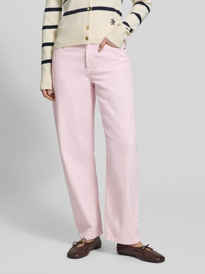 Frauenmodel trägt Barrel Fit Jeans aus reiner Baumwolle von Tommy Hilfiger, Optik: Unifarben, Passform: Barrel Fit, Denim, Label-Patch, 5-Pocket-Design, rosafarbene Textur, Ganzkörperansicht von vorne.