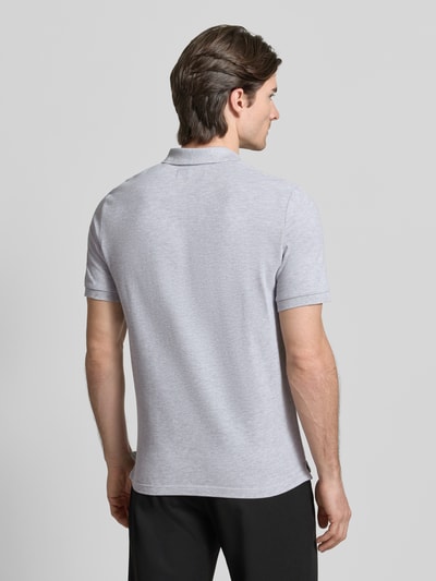 Męskimodel nosi Koszulkę polo z drobną strukturą od MARC O’POLO, bawełna, prosty krój, jednokolorowa, kołnierzyk polo, logo, widok z tyłu, Ganzkörperansicht Rückansicht.