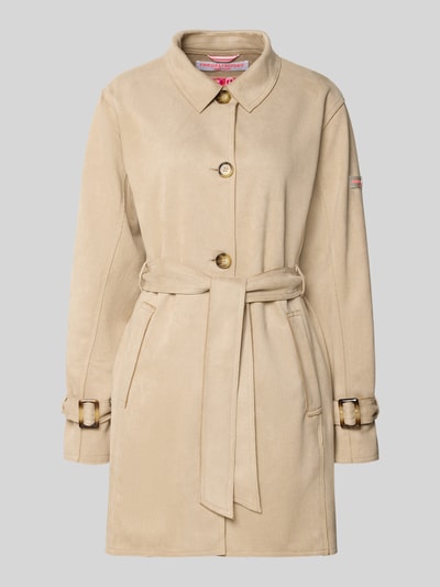 Produktfoto, Trenchcoat mit Bindegürtel Modell 'CORDELIA' von Frieda & Freddies aus Material-Mix mit Stretch-Anteil, taillierter Schnitt, Umlegekragen, Knopfleiste, Ärmelriegel, Label-Detail, beige Farbe, glatte Textur.
