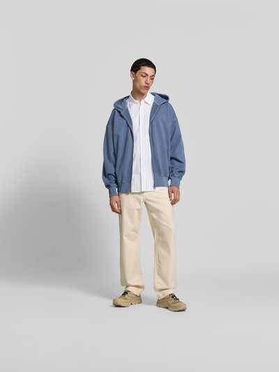 Männermodel trägt Classic Fit Freizeithemd aus Baumwolle von ANNARR in Weiß, Reine Baumwolle, Durchgehende Knopfleiste, Brusttasche, Kurzärmelig, Ganzkörperansicht von vorne.