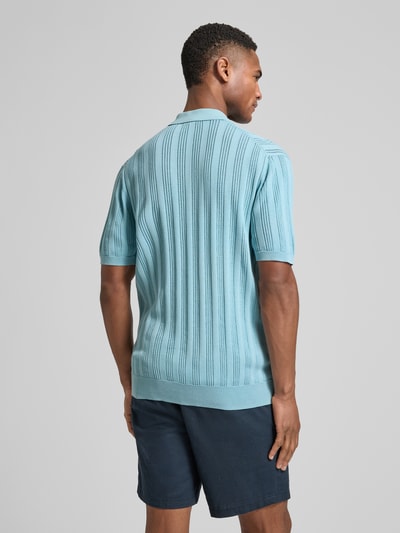 Männermodel trägt Slim Fit Poloshirt mit Knopfleiste von Manuel Ritz aus Reine Baumwolle mit Strukturmuster, Strickshirt, Rückenlänge 71 cm, Ganzkörperansicht Rückansicht.