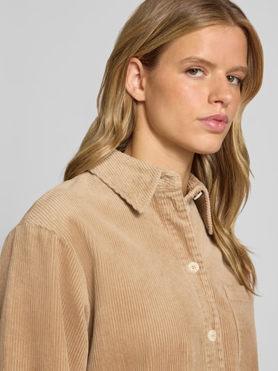 Frauenmodel trägt Relaxed Fit Langarmbluse aus Baumwoll-Mix von Marc O'Polo in Beige mit Rippstruktur und Knöpfen, Nahaufnahme Oberkörper, Damen Langarmbluse von Marc O'Polo DENIM.