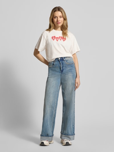 Vrouwenmodel draagt Regular fit T-shirt uit puur katoen Model 'VINTAGE TEE_22' van HUGO in look: effen met labelprint en labelstitching, ronde hals, korte mouw, materiaalverwerking: jersey, vooraanzicht van het hele lichaam