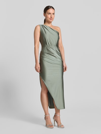 Frauenmodel trägt Cocktailkleid im One-Shoulder-Look von Swing aus Material-Mix mit Stretch-Anteil, figurbetonter Schnitt, Midikleid, Raffungen, Rückenlänge bei Größe 36: 122 cm, Brustweite bei Größe 36: 34 cm, elegantes Grün, seidige Textur, Ganzkörperansicht von vorne.