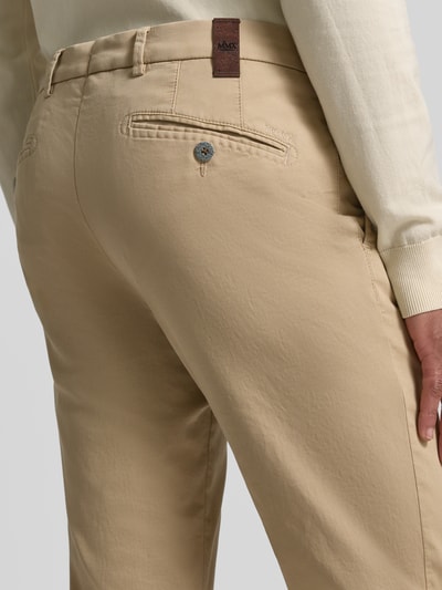 Männermodel trägt Hose mit Gesäßtaschen Modell 'Lupus' von Mmx aus Baumwoll-Elasthan-Mix, Beige, Slim Fit, Detailaufnahme Rückansicht. Bundweite 42 cm, Innenbeinlänge 83 cm, Eingrifftaschen.