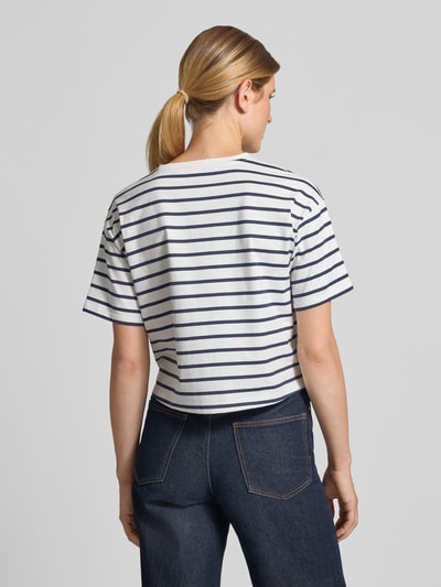 Frauenmodel trägt Relaxed Fit T-Shirt aus reiner Baumwolle Modell 'Leana' von MSCH Copenhagen, Querstreifenmuster, Ganzkörperansicht Rückansicht.