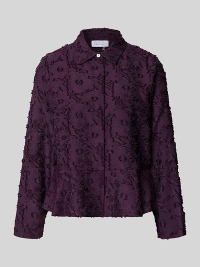 Produktfoto, Regular Fit Hemdbluse mit Abdeckleiste von Rich & Royal in dunklem Lila mit floralem Lochmuster und langärmligem Design.