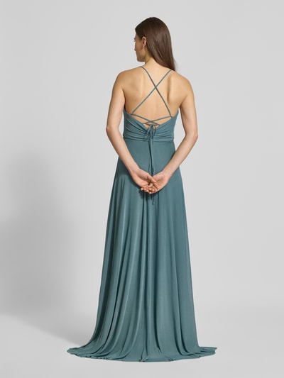 Frauenmodel trägt Maxikleid in Wickel-Optik mit rückseitiger Schnürung von Jake*s Cocktail, A-Linie, Material-Mix mit Stretch-Anteil, Ganzkörperansicht Rückansicht.