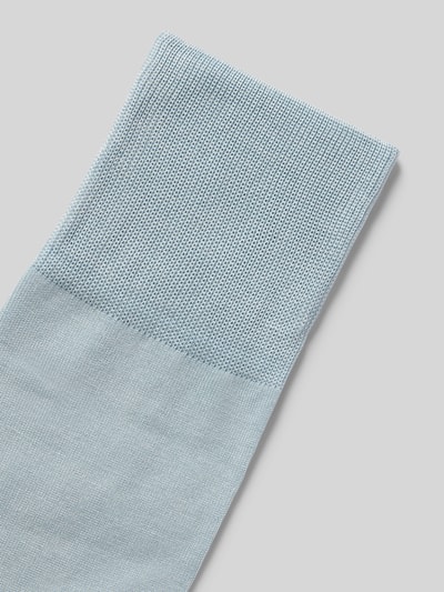 Produktfoto, hellblaue Socken aus Baumwoll-Mix Modell 'Tiago' von Falke mit elastischen Bündchen und Label-Detail, feine Struktur