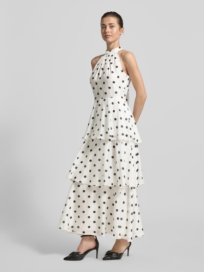 Vrouwenmodel draagt Midikleid im Stufen-Look Modell 'Monroe' van Forever New, wit met zwarte stippen, lyocellmix met linnen, getailleerd, rugvetersluiting, Ganzkörperansicht van voren.