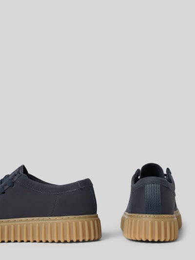 Produktfoto, Bootsschuhe aus beschichtetem Leder Modell 'Torhill' von Clarks, dunkelblau, profilierte Sohle, neutrale Hintergrundfarbe.
