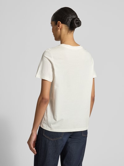 Frauenmodel trägt Regular Fit T-Shirt aus reiner Baumwolle von s.Oliver RED LABEL, unifarben, kurzarm, Rückansicht Ganzkörperansicht.
