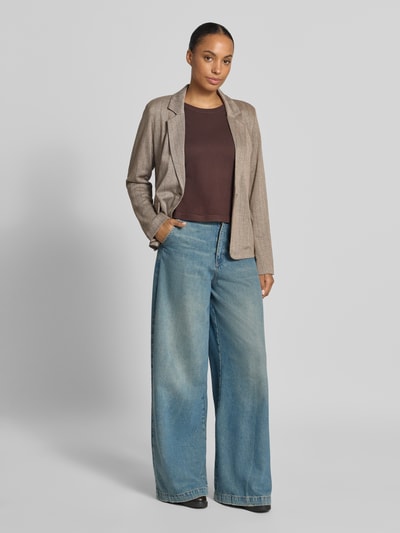 Frauenmodel trägt Blazer mit Viskose-Anteil Modell 'Bonnie' von FREE/QUENT in Beige, schmal geschnitten, Reverskragen, Ganzkörperansicht von vorne.