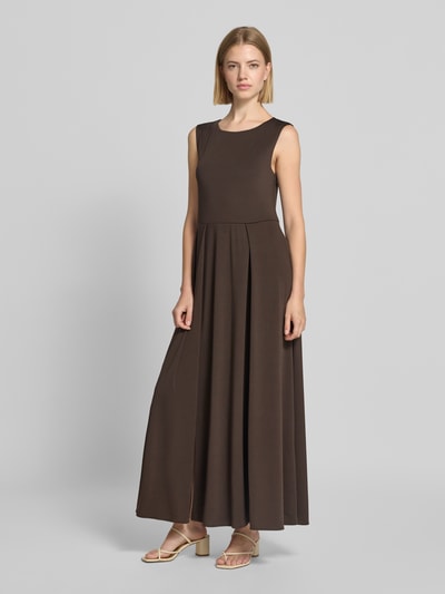 Vrouwenmodel draagt effen maxi-jurk met ronde hals, materiaalmix met stretch, A-lijn, Maxikleid met Rundhalsausschnitt van monari, ruglengte maat 36 130 cm, borstwijdte maat 36 41 cm, volledig lichaam vooraanzicht