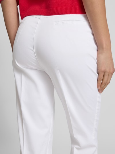Frauenmodel trägt Hose mit Eingrifftaschen Modell 'Lorella' von Raphaela By Brax, weißer Baumwoll-Mix mit Stretch-Anteil, Gesäßtaschen, Detailaufnahme Rückansicht.