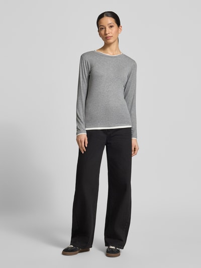 Frauenmodel trägt szary Longsleeve mit Viskosen-Anteil Modell 'ALVIN' von FREE/QUENT, krój slim fit, okrągły dekolt, Ganzkörperansicht von vorne.
