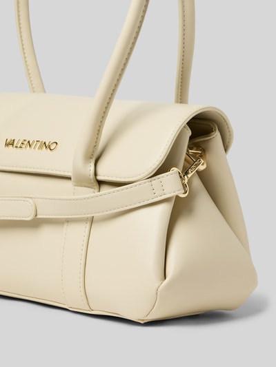 Produktfoto, cremefarbene Handtasche mit Label-Applikation von VALENTINO BAGS, Tragehenkel, Überschlag mit Magnetverschluss, feine glatte Textur, Breite 34 cm, Länge 17 cm, Tiefe 14 cm, Länge Schulterriemen 125 cm.