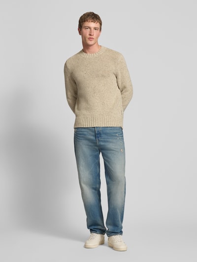 Männermodel trägt Tapered Fit Jeans aus reiner Baumwolle Modell 'SONNY' von Tommy Jeans in Denim-Optik mit Used-Look, Ganzkörperansicht von vorne.