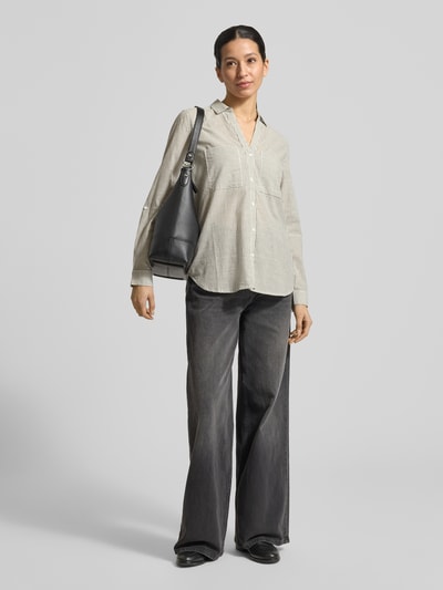 Vrouwenmodel draagt Regular Fit Blouse met V-hals en borstzakken van Christian Berg Woman in puur katoen met streepmotief, overhemdkraag, maat 36, ruglengte 74 cm, mouwlengte 58 cm, voorkant volledige lichaamsopname.