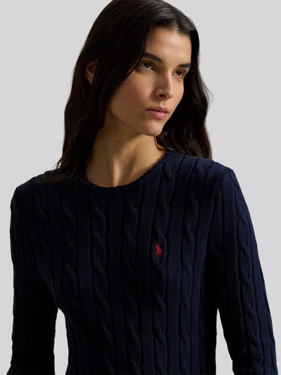 Vrouwenmodel draagt Ausgestelltes Strickkleid aus Woll-Mix mit Kaschmir-Anteil van Polo Ralph Lauren in uni donkerblauw met kabelpatroon, detailopname bovenlijf.
