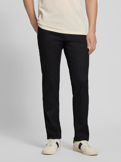 Männermodel trägt Regular Fit Stoffhose aus Baumwoll-Leinen-Mix Modell 'CADIZ' von Brax, optik: unifarben, ganzkörperansicht von vorne.
