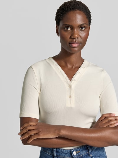 Vrouwenmodel draagt Slim Fit T-Shirt uit viscosemix model 'Sanez' van OPUS, dames t-shirt, creme, korte mouwen, textuur rib, Nahaufnahme bovenlichaam