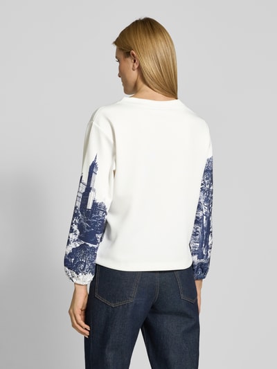 Vrouwenmodel draagt Sweatshirt im Allover-Look met Rundhalsausschnitt van monari, regular fit, materiaal-mix met stretch, wit met blauwe print, allover-look, achteraanzicht volledige lichaamsopname.
