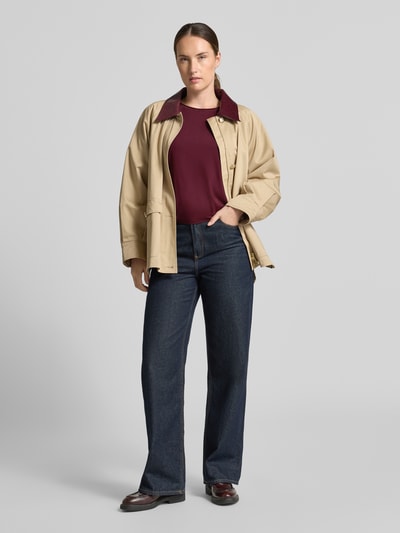 Vrouwenmodel draagt Regular Fit 3/4-shirt uit puur katoen van s.Oliver RED LABEL, effen bordeaux, gecombineerd met jeans, volledige frontale lichaamsopname.