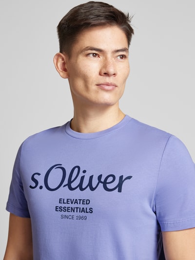 s.Oliver RED LABEL Regular Fit T-Shirt aus reiner Baumwolle mit Statement-Label-Print Lavender 3