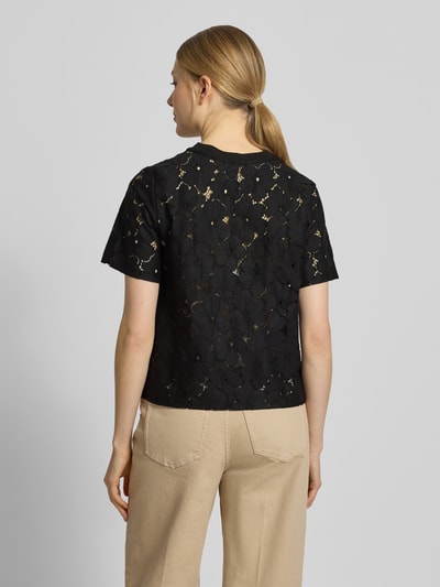 Frauenmodel trägt Regular Fit T-Shirt aus Spitze Modell 'SALLIE' von Vero Moda, Optik: Unifarben, Rundhals, Kurzarm, Baumwoll-Mix, Ganzkörperansicht Rückansicht.