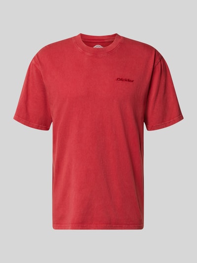 Productfoto, T-Shirt mit Rundhalsausschnitt und Label-Stitching van Dickies, rood katoen, regular fit, detail van het label, maat M ruglengte 69 cm