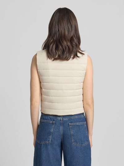 Frauenmodel trägt Strickweste mit Stehkragen und Reißverschluss von Comma aus Baumwoll-Mix, Regular-Fit, cremefarben, Ganzkörperansicht Rückansicht. Rückenlänge 47 cm, Schulterbreite 38 cm, Brustweite 45 cm bei Größe 36.
