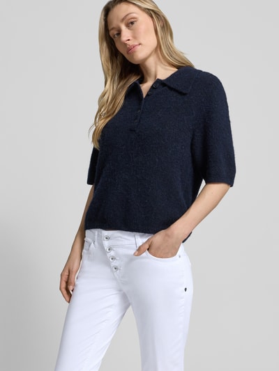 Frauenmodel trägt Jeans in 7/8-Länge Modell 'Malibu' von Buena Vista, Slim Fit, weiß, glatte Baumwoll-Elasthan-Textur, Nahaufnahme Oberkörper.