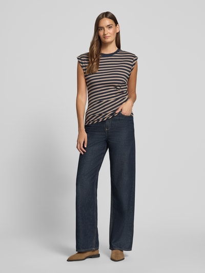 Frauenmodel trägt Regular Fit T-Shirt aus reiner Baumwolle Modell 'Epka_striped1' von BOSS, Damen T-Shirt mit Streifen-Print, Ganzkörperansicht von vorne.