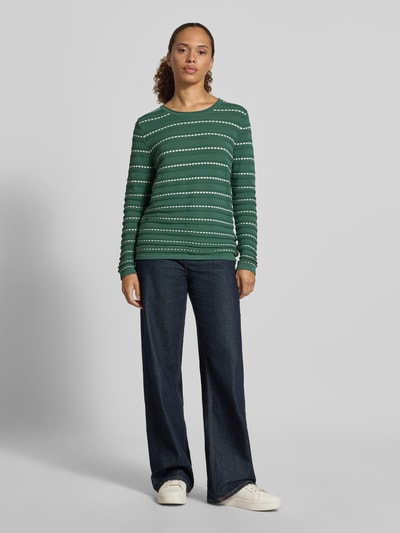 Frauenmodel trägt Regular Fit Longsleeve aus reiner Baumwolle von Christian Berg Woman, grün mit weißen Streifen, Strick-Optik, Ganzkörperansicht von vorne.