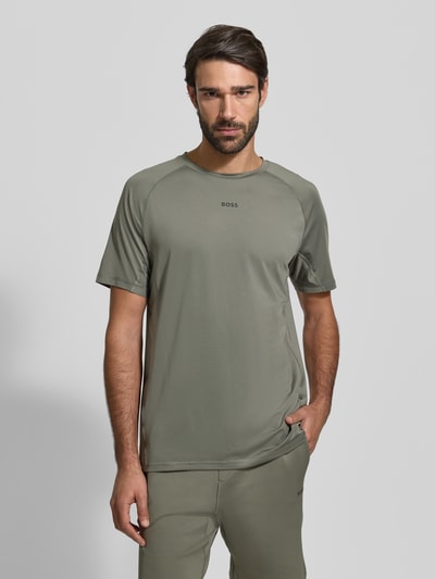 Männermodel trägt Regular Fit T-Shirt mit Flatlock-Nähten Modell 'TEE ACTIVE 1' von BOSS Green, Optik: Unifarben, Label-Print, Rundhals, Kurzarm, Raglanärmel, leichtes und schnell trocknendes Stretch-Gewebe, Ganzkörperansicht von vorne.