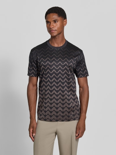 Männermodel trägt T-Shirt mit Rundhalsausschnitt von Emporio Armani, Baumwoll-Lyocell-Mix, dezentes Zickzackmuster, Gerade Schnittform, Ganzkörperansicht von vorne.