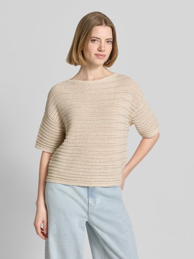 Frauenmodel trägt Strickshirt mit U-Boot-Ausschnitt Modell 'Pinse breath' von OPUS, Material-Mix mit Baumwoll-Anteil, Loose-Fit, 1/2-Arm in Beige mit feiner Strickstruktur, Ganzkörperansicht von vorne.