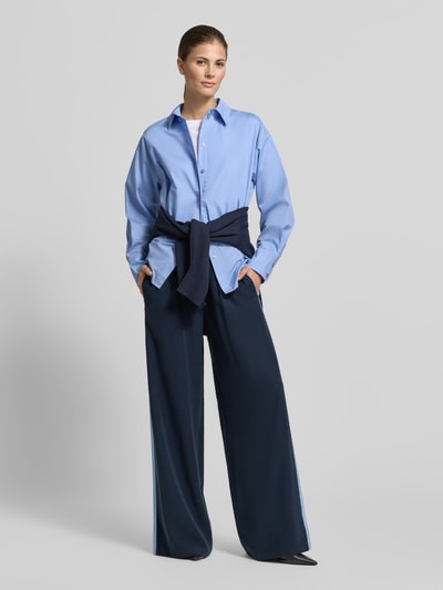 Frauenmodel trägt Fließende Viskose-Hose mit Kontraststreifen - curated by Tinvcb von SIC, weites Bein, Blau, Ganzkörperansicht von vorne.