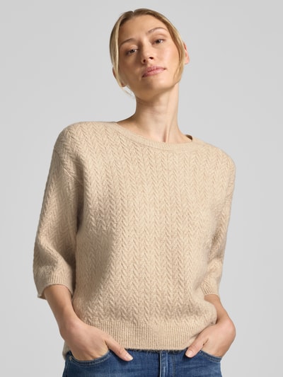 Frauenmodel trägt Relaxed Fit Pullover in Strick-Optik von MORE & MORE, Beige mit Rundhalsausschnitt, 1/2-Arm, Ganzkörperansicht von vorne.