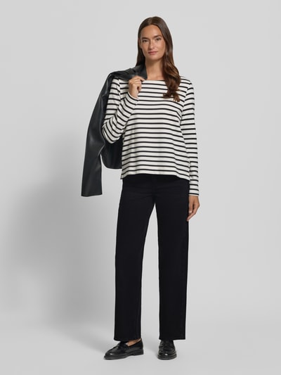 Frauenmodel trägt schwarze Straight Fit Jeans aus Baumwoll-Mix Modell 'Celia' von Garcia, Damen Straight Fit Jeans von Garcia, Ganzkörperansicht von vorne.