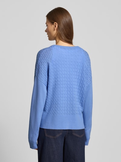 Frauenmodel trägt Strickjacke mit Knopfleiste von Liu Jo White in Hellblau mit gerippten Abschlüssen, Baumwoll-Mix, Rückenansicht.